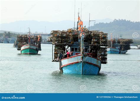 Os Barcos De Pesca Locais Peixes Prendem Gaiolas Em Um Barco No Rio