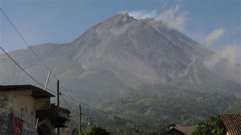 Gunung Merapi Muntahkan Awan Panas Beruntun