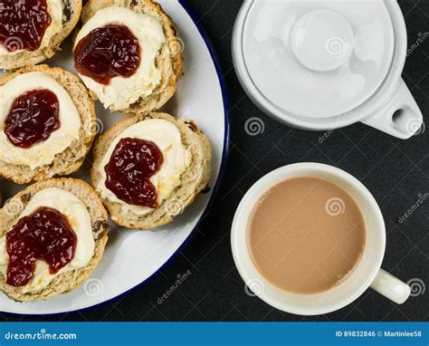 Scones Con Crema Y Mermelada De Fresa Coaguladas Foto De Archivo