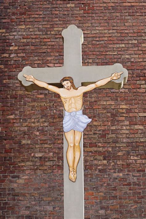 Jesus Christ Figuur Op Het Kruis Voor De Muur Van De Kerk Stock Foto