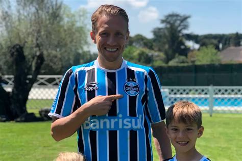 Grêmio se prepara para apresentar Lucas Leiva jogador gravou imagens