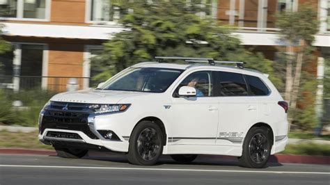 2018 Mitsubishi Outlander PHEV First Drive Motor1 Photos