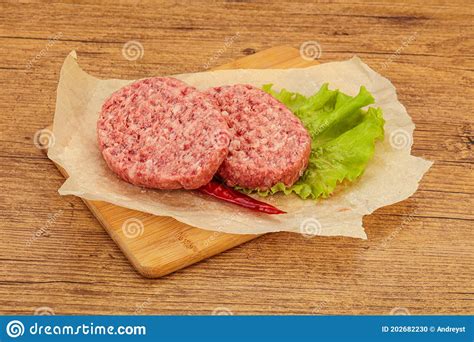 Corte De Carne De Vacuno Cruda Para La Hamburguesa Foto De Archivo