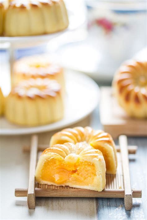 Mooncake Guide: Mini Custard Lava with Vanilla | Asian desserts ...