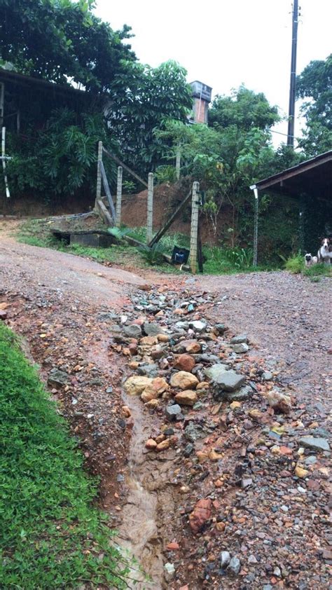 Tubula O Entupida Dificulta Entrada De Moradores Nas Casas Da Rua