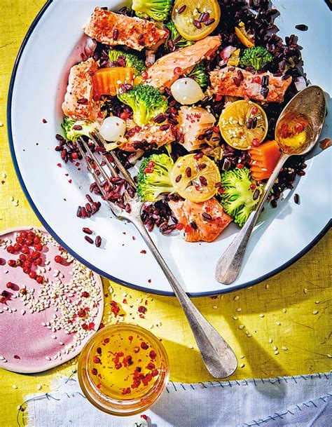 Salade de riz noir au saumon rôti pour 4 personnes Recettes Elle à