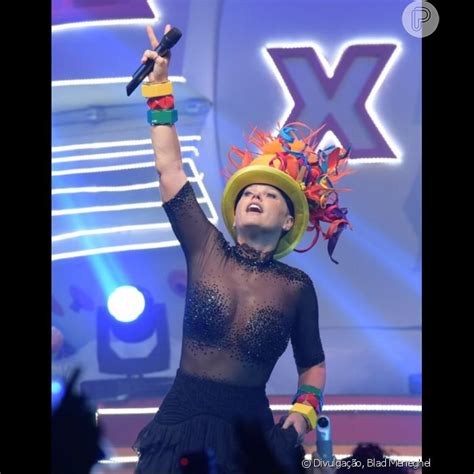 Xuxa Usou Blusa Transparente Aplica Es No Busto Em Seu Show No