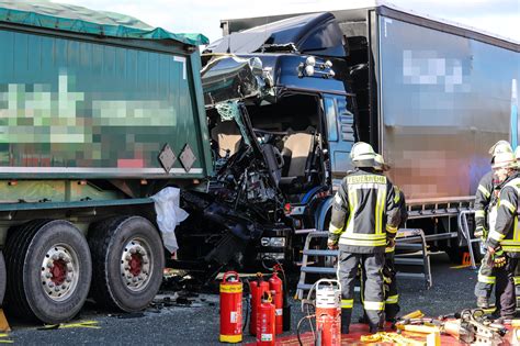 Schwerer Lkw Unfall Auf A Bei Schwerte Lkw Fahrer Eingeklemmt