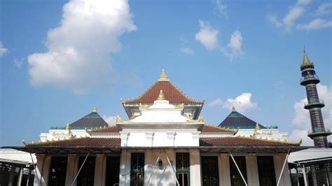 Premium Photo | The great mosque of palembang masjid agung palembang