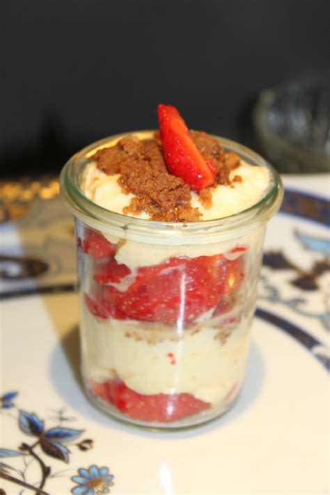 Mousse De Mascarpone Aux Fraises Et Au Crumble Avec Gourmandise