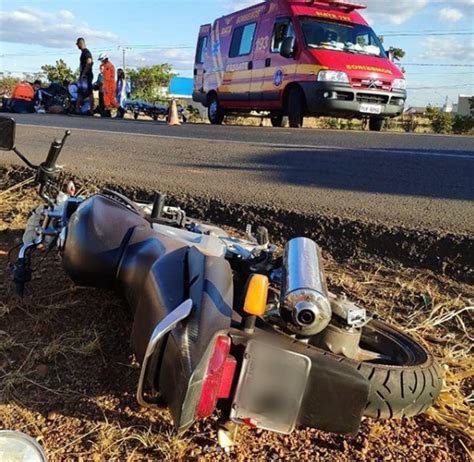 Motociclista Tem Fratura Exposta Após Colidir Com Caminhão Na Br 365