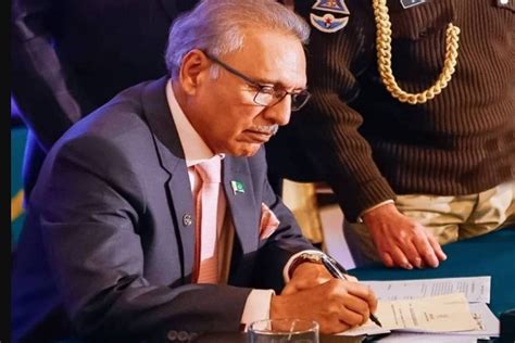 President Arif Alvi Signs Bill For Setting Up Of National University