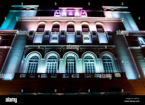 Fachada De Edificio Iluminado Con Luces Led De Varios Colores