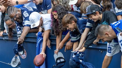 Cowboys Fans Sprint Into Stadium Ahead Of Thanksgiving Game