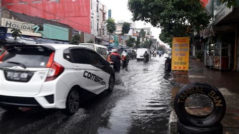 Hujan Deras Setengah Jam Genangan Air Muncul Di Jalan Cicadas Bandung