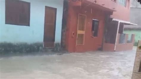 Em Mais Um Dia De Chuva Forte Em Manaus Gua Alaga Vias E Invade Casas