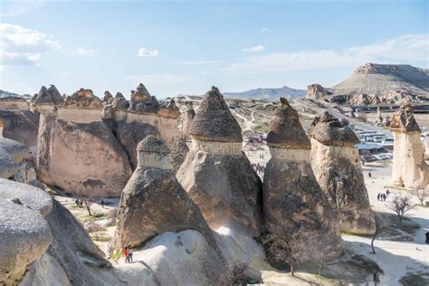 Chimeneas De Hadas En El Valle De Pasabag O Monjes Con Pilares De