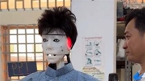 Robot Tour Guide At Tech Fair Looks Like It Belongs In Horror Movie