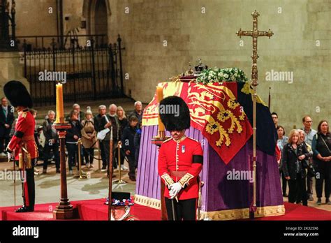 Les Membres Du Public Voient Le Cercueil De La Reine Elizabeth II