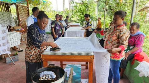 Dorong Ekonomi Kreatif Melalui Pelatihan Batik Cap Cenderawasih Pos