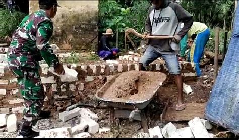 Babinsa Ambunten Bantu Renovasi Rumah Warga Di Wilayah Binaan