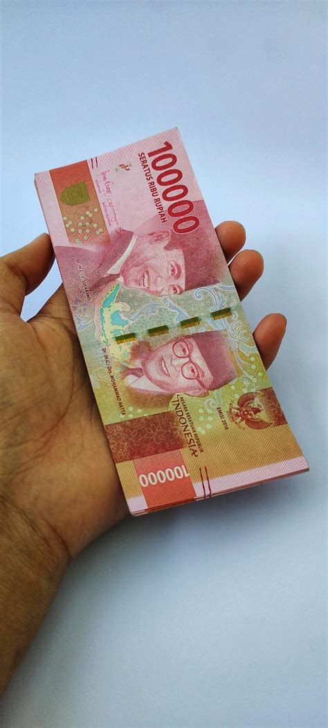 Retrato De Billetes De Banco Indonesios Rp En Mano Moneda