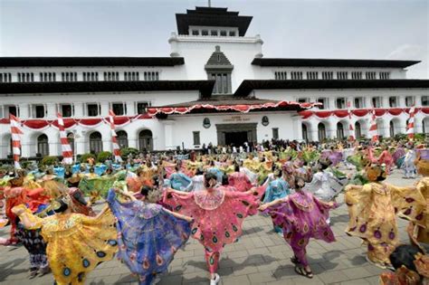 Jadi Warisan Budaya Tak Benda Indonesia Tari Merak Digelar Massal Di