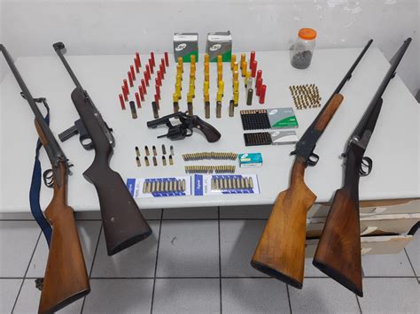 Pm Localiza Armas E Muni Es Em S Tio E Prende Aposentado Mar Lia Not Cia