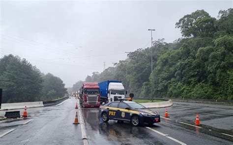 BR 376 é totalmente interditada entre Paraná e Santa Catarina