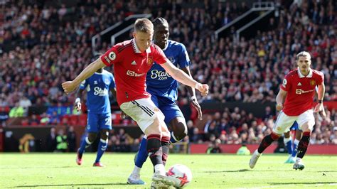 Premier League Man United Climbs Back To Third With 2 0 Win Over Everton Sportstar