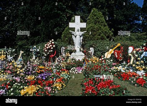 ELVIS PRESLEY FUNERAL, MEMPHIS, TENNESSEE, USA - 18TH AUGUST 1977 ...