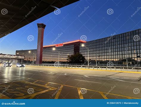 Chicago O`Hare Hilton Hotel Editorial Image - Image of hare, ohare ...