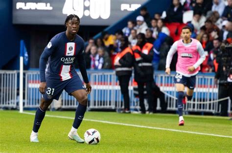 Psg Mercato Le Paris Sg Pr Pare Une Nouvelle Signature En D Fense