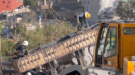 Video Así fue el momento en que se desplomó una perforadora en obras