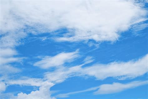 「鮮やかな青空に流れるような雲」の画像・写真素材を無料ダウンロード（1）背景フリー素材 Beiz Images