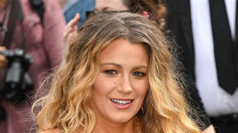 Blake Lively Maakt New York Onveilig In Jaren Zeventig Outfit