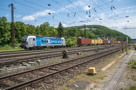 Zu Sehen Mit Einem Containerzug Bei Der Durchfahrt Von