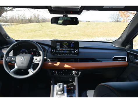 2023 Mitsubishi Outlander Plug-In Hybrid Pictures: | U.S. News