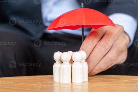 M O De Empres Rio Segurando O Guarda Chuva E Cobrir O Homem De Madeira