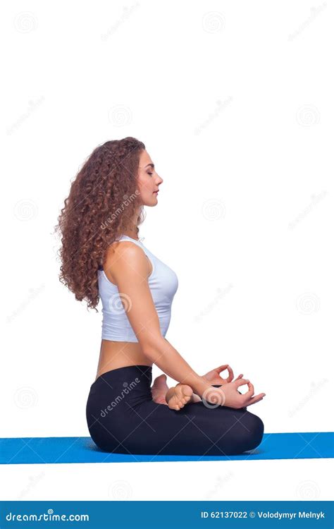 Atelieraufnahme Einer Jungen Sitzfrau Die Yoga Tut Stockfoto Bild