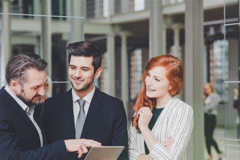Работники офиса работая за компьтер-книжкой, таблетка, говорящ на ...
