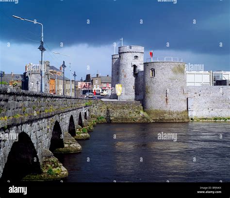 Limerick City, Co Limerick, Ireland, King John's Castle And River Shannon Stock Photo - Alamy