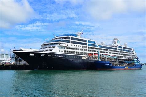 Petroleiro Do Combustível Do Mar Que Reabastece Um Navio De Cruzeiros