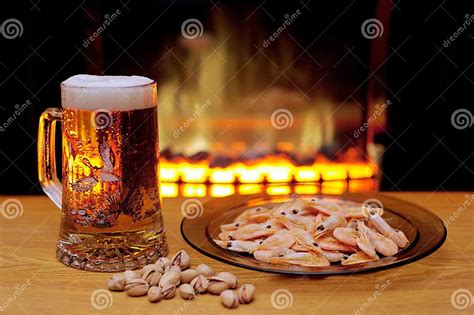 Cerveza Y Camarones Foto De Archivo Imagen De Noche 20755834