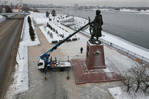 В Иркутске очищают от снега памятники и скульптурные композиции ...