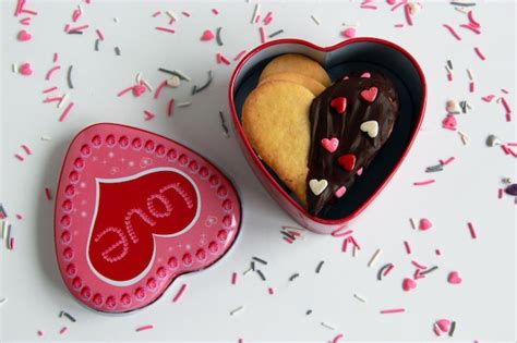 Biscuits De La Saint valentin Trempés Dans Du Chocolat Et Décorés De