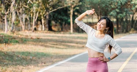 De Bonne Humeur Femme S Tire Sa Bras Tandis Que Permanent Sur Une Parc