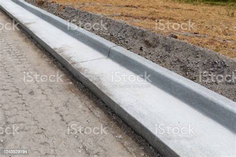 Detail Konstruksi Jalan Trotoar Beton Ekstrusi Di Samping Tempat Tidur