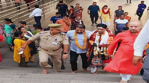 Kumar Vishwas Worship In Kashi Vishwanath Temple Said Varanasi Transformed In New Style Amar