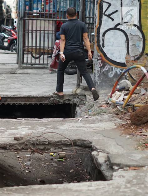 Foto Trotoar Rusak Parah Di Pasar Minggu Bahayakan Pejalan Kaki Foto